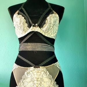 VICTORIA SECRET BRA AND GARTER Thongs Set